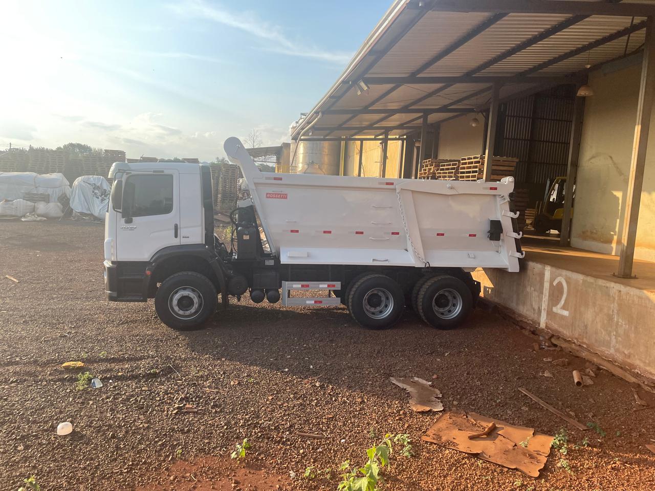 Caminhão Basculante foto 3